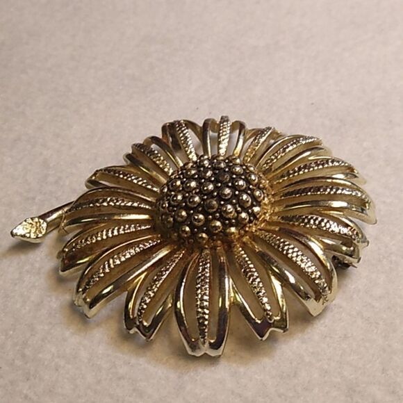 Elegant Sarah Coventry Silver Tone Metal Flower Brooch Cottagecore Grandmacore - Picture 6 of 6